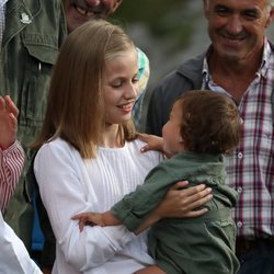 La Princesa Leonor con una niña en brazos en Covadonga