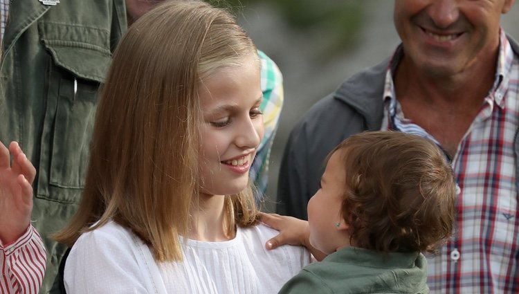 La Princesa Leonor con una niña en brazos en Covadonga