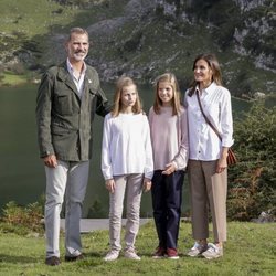Los Reyes Felipe y Letizia, la Princesa Leonor y la Infanta Sofía en los Lagos de Covadonga