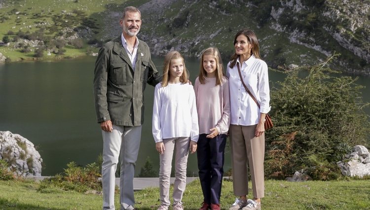 Los Reyes Felipe y Letizia, la Princesa Leonor y la Infanta Sofía en los Lagos de Covadonga