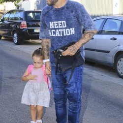 Kiko Rivera saliendo de casa con su hija Ana en su primer día de colegio
