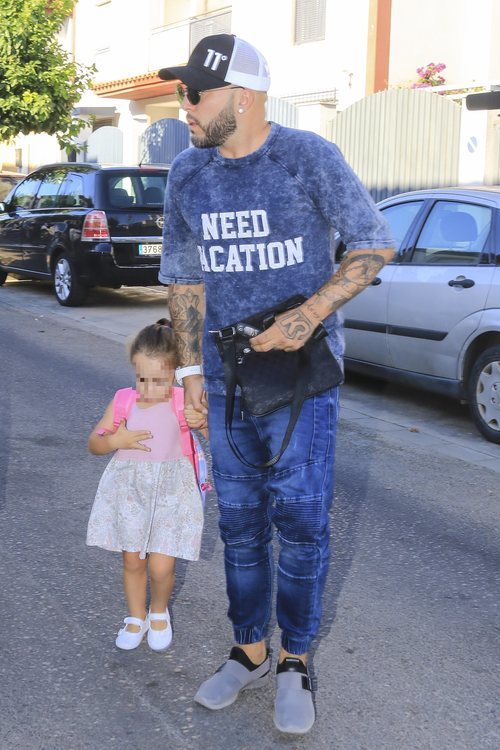 Kiko Rivera saliendo de casa con su hija Ana en su primer día de colegio