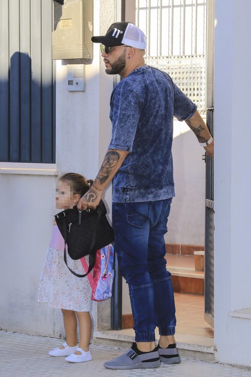 Kiko Rivera acompañando a su hija Ana en su primer día de colegio