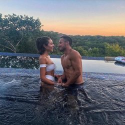 Olivia Culpo y Danny Armendola disfrutan de sus últimos días de vacaciones en una piscina