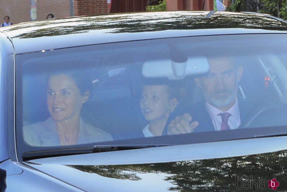 La Princesa Leonor con los Reyes Felipe y Letizia en su vuelta al cole