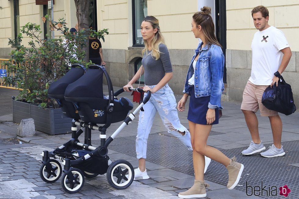 Alice Campello paseando con sus gemelos y unos amigos por Madrid