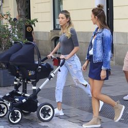 Alice Campello paseando con sus gemelos y unos amigos por Madrid