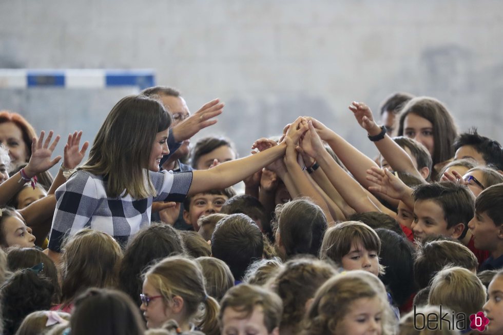 La Reina Letizia triunfa en la inauguración del Curso Escolar 2018/2019 en un colegio de Oviedo