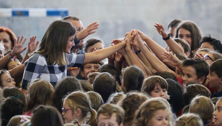 La Reina Letizia triunfa en la inauguración del Curso Escolar 2018/2019 en un colegio de Oviedo