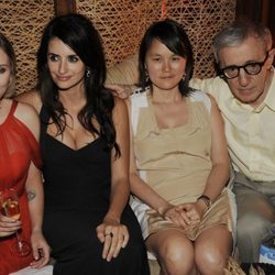Woody Allen con su mujer Soon-Yi, Scarlett Johansson y Penélope Cruz 2008