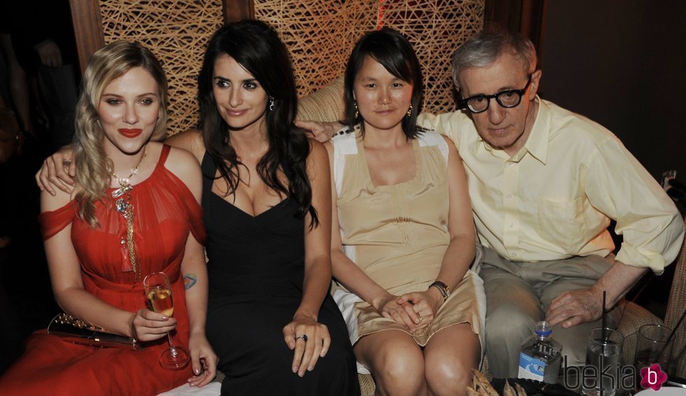 Woody Allen con su mujer Soon-Yi, Scarlett Johansson y Penélope Cruz 2008