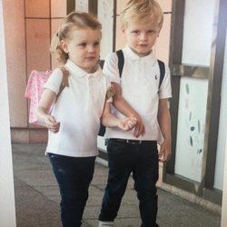 Los Principes Jacques y Gabriella en su primer día de escuela