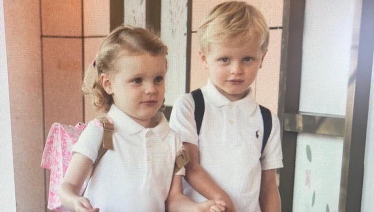 Los Principes Jacques y Gabriella en su primer día de escuela