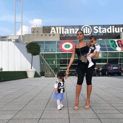 Georgina Rodríguez va a ver a la Juventus con los mellizos Eva y Mateo