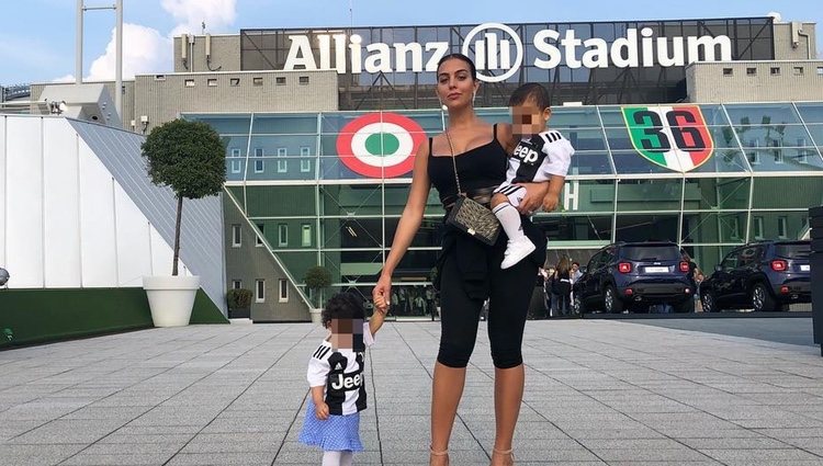 Georgina Rodríguez va a ver a la Juventus con los mellizos Eva y Mateo