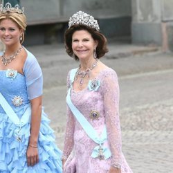 La Reina Silvia y la Princesa Magdalena de Suecia en la boda de Victoria de Suecia y Daniel Westling