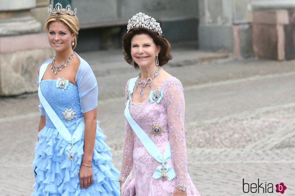 La Reina Silvia y la Princesa Magdalena de Suecia en la boda de Victoria de Suecia y Daniel Westling