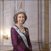 Posado oficial de la Reina Sofía en el Palacio Real de Madrid con la tiara Cartier y collar de Isabel II