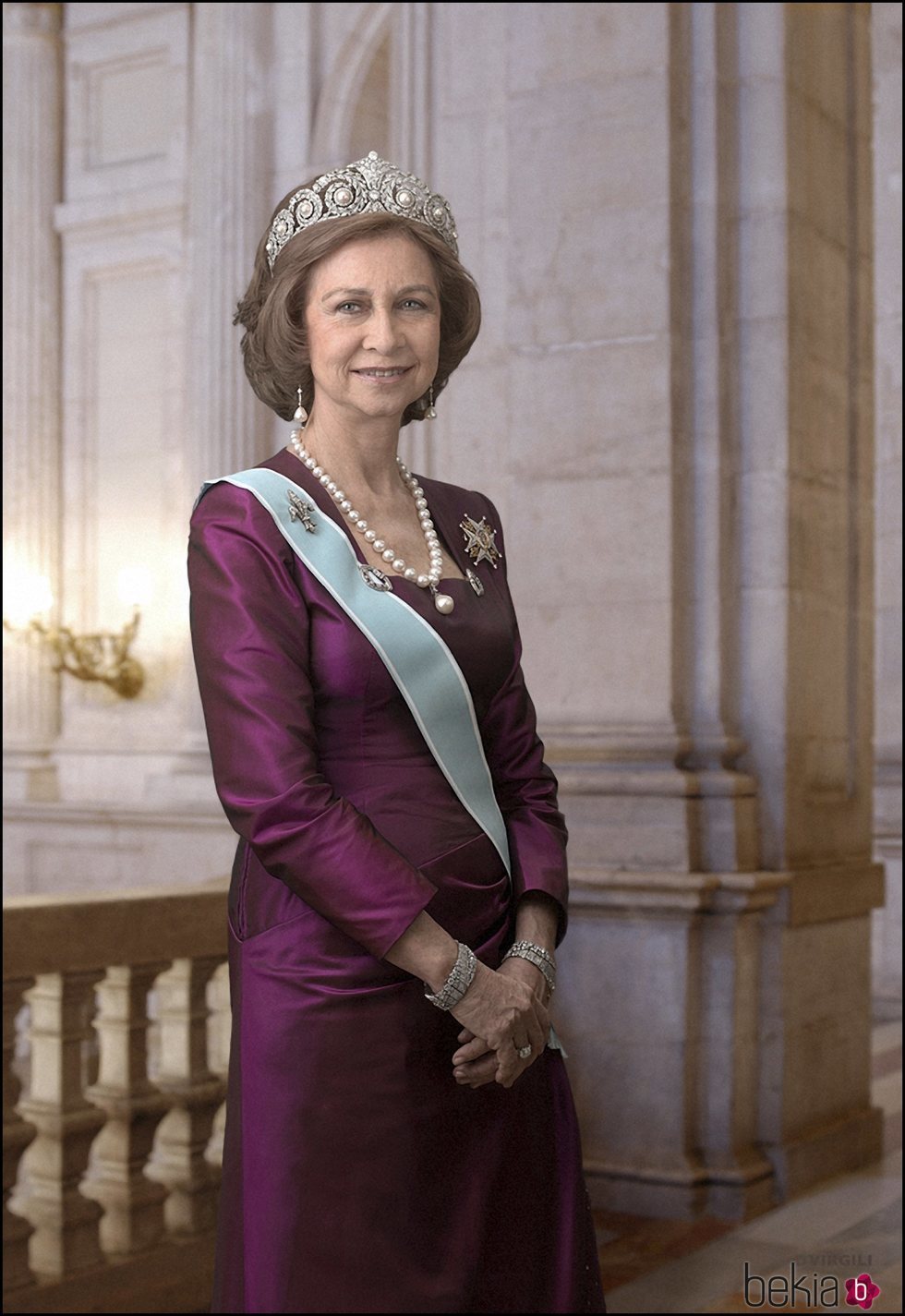 Posado oficial de la Reina Sofía en el Palacio Real de Madrid con la tiara Cartier y collar de Isabel II
