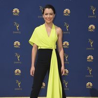 Tatiana Maslany en la alfombra roja de los Premios Emmy 2018