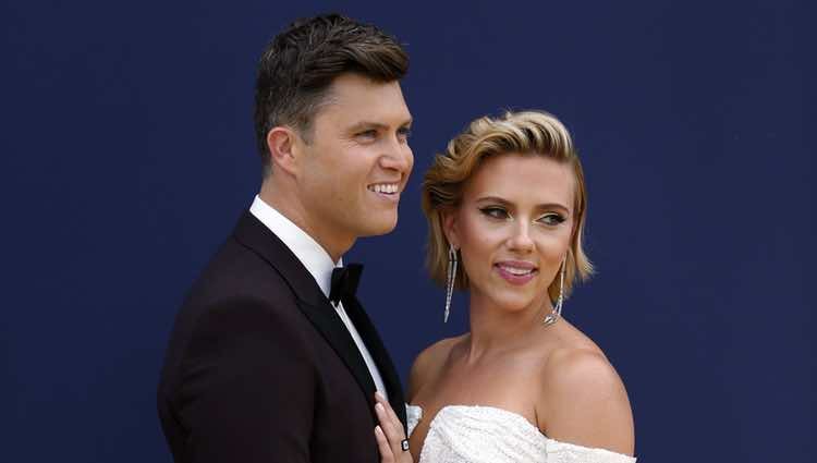 Scarlett Johansson y Colin Jost en la alfombra roja de los Premios Emmy 2018