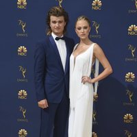 Joe Keery y Maika Monroe en la alfombra roja de los Premios Emmy 2018