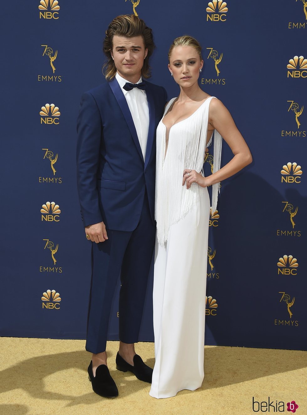 Joe Keery y Maika Monroe en la alfombra roja de los Premios Emmy 2018