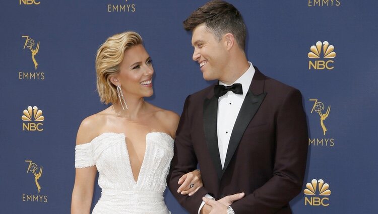 Scarlett Johansson y su pareja Colin Jost en la alfombra roja de los Premios Emmy 2018