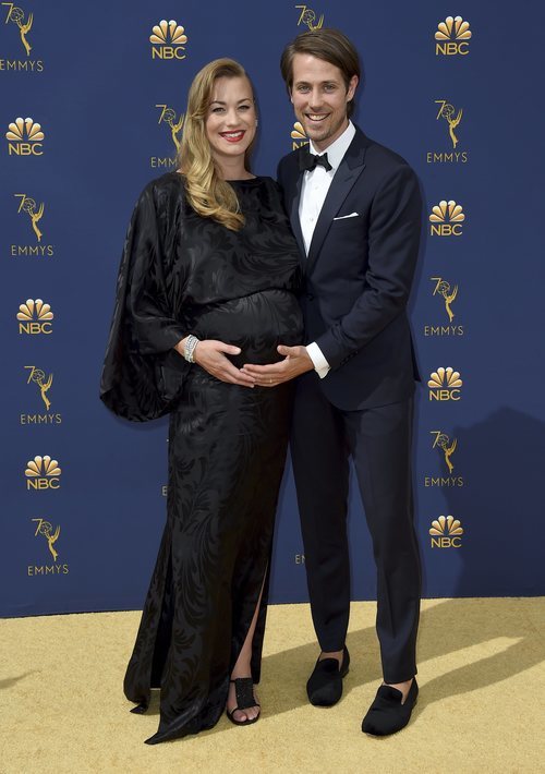 Yvonne Strahovski y Tim Loden en la alfombra roja de los Premios Emmy 2018