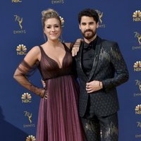 Darren Criss y Mia Swier en la alfombra roja de los Premios Emmy 2018