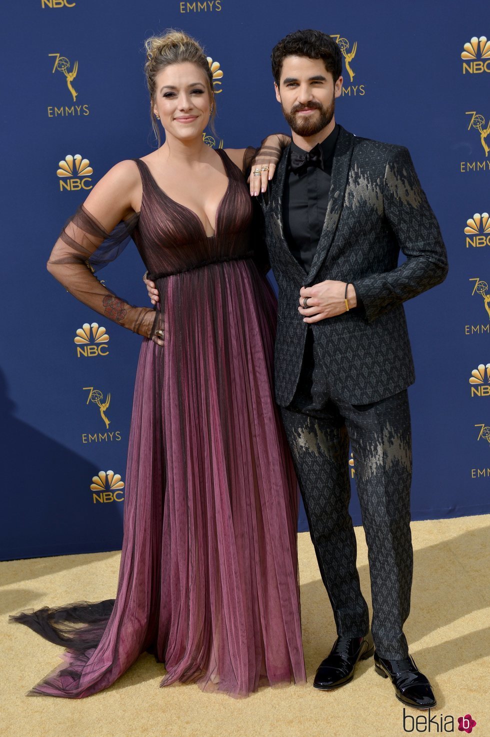 Darren Criss y Mia Swier en la alfombra roja de los Premios Emmy 2018
