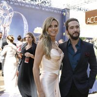 Heidi Klum y Tom Kaulitz posando juntos en los Premios Emmy 2018