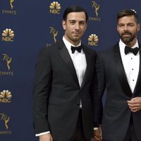 Ricky Martin y Jwan Yosef en la alfombra roja de los Premios Emmy 2018