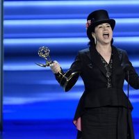 Amy Sherman-Palladino recogiendo sus galardones de los Premios Emmy 2018