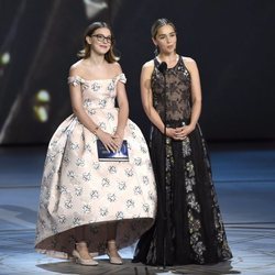 Millie Bobby Brown y Emilia Clarke presentando un galardón de los Premios Emmy 2018