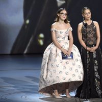 Millie Bobby Brown y Emilia Clarke presentando un galardón de los Premios Emmy 2018