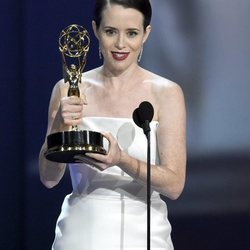 Claire Foy recogiendo su galardón en los Premios Emmy 2018