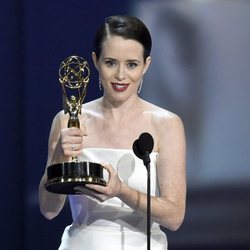 Claire Foy recogiendo su galardón en los Premios Emmy 2018