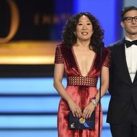 Sandra Oh y Andy Samberg presentando un galardón de los Premios Emmy 2018