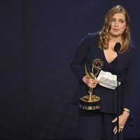 Merritt Wever recogiendo su galardón en los Premios Emmy 2018
