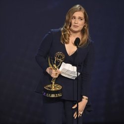 Merritt Wever recogiendo su galardón en los Premios Emmy 2018