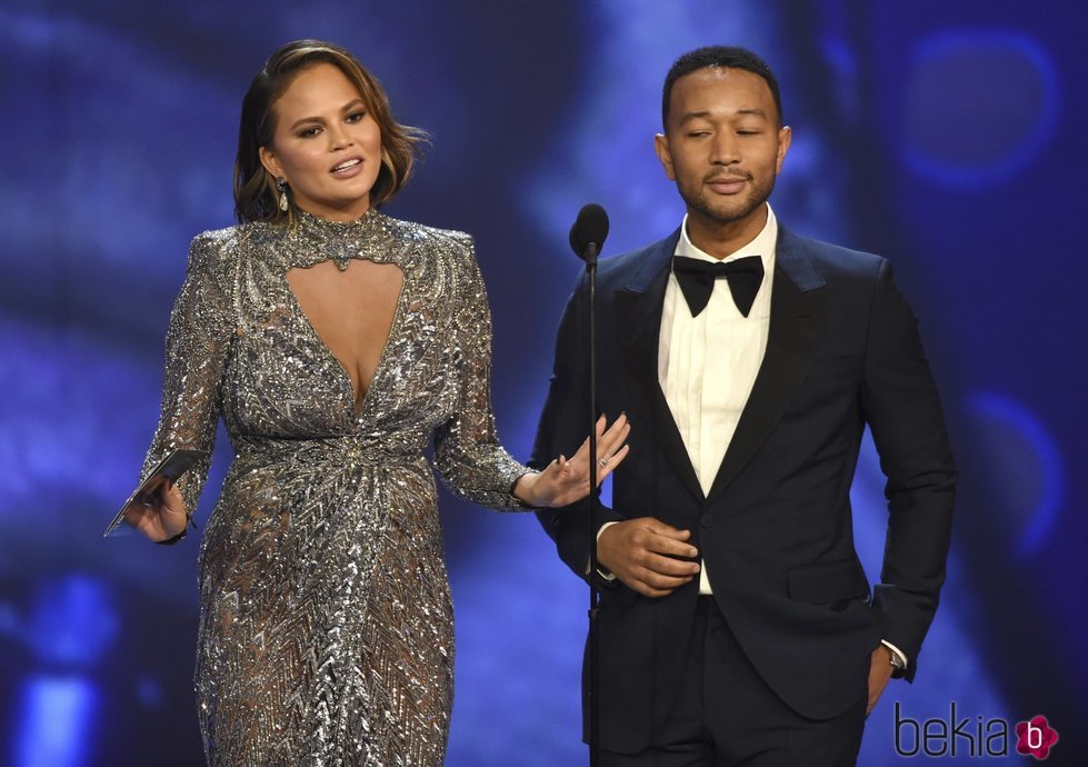 Chrissy Teigen y John Legend entregando un galardón en los Premios Emmy 2018