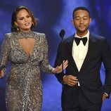 Chrissy Teigen y John Legend entregando un galardón en los Premios Emmy 2018