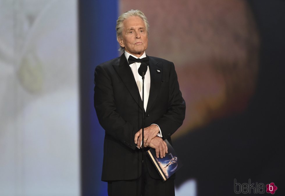 Michael Douglas presentando un galardón de los Premios Emmy 2018