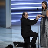 Glenn Weiss proponiéndole matrimonio a Jan Svendsen durante la gala de los Premios Emmy 2018