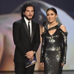 Kit Harington y Constance Wu presentando un galardón de los Premios Emmy 2018