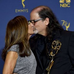 Glenn Weiss besando a su novia tras la petición de matrimonio en los Premios Emmy 2018