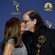 Glenn Weiss besando a su novia tras la petición de matrimonio en los Premios Emmy 2018