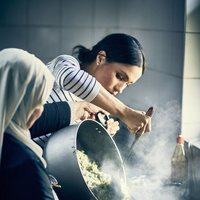 Meghan Markle cocinando en la 'Hubb Community Kitchen'