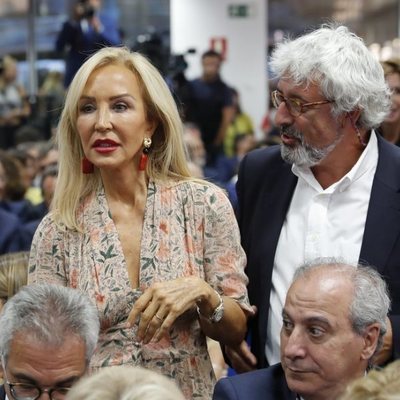 Carmen Lomana durante un discurso de Pablo Casado